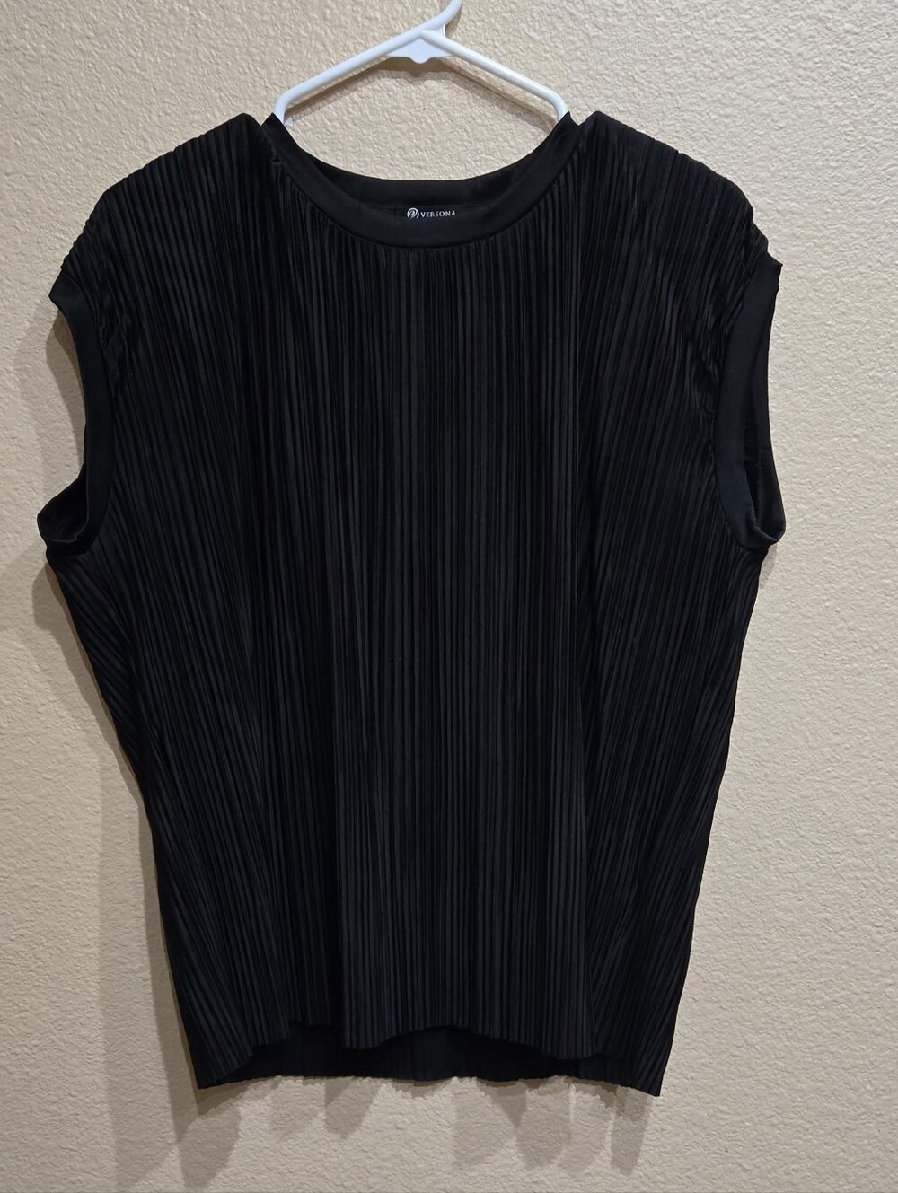 Versona Black Pleated Sleeveless Blouse